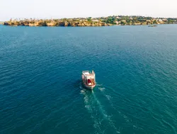 Half-Day Guided Boat Tour in Syracuse with Lunch & Wine